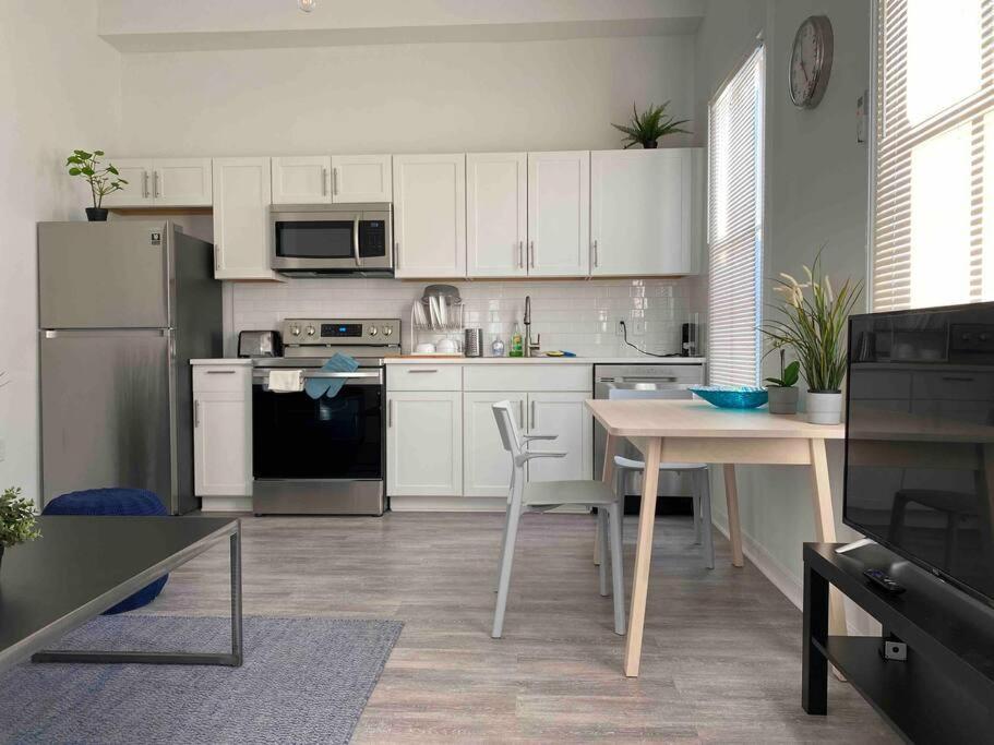 Chic Bungalow Apartment Steps From Armature Works & Downtown Riverwalk Tampa Exterior foto