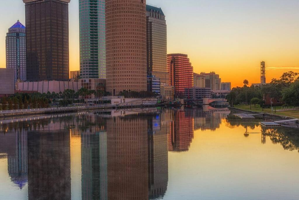 Chic Bungalow Apartment Steps From Armature Works & Downtown Riverwalk Tampa Exterior foto