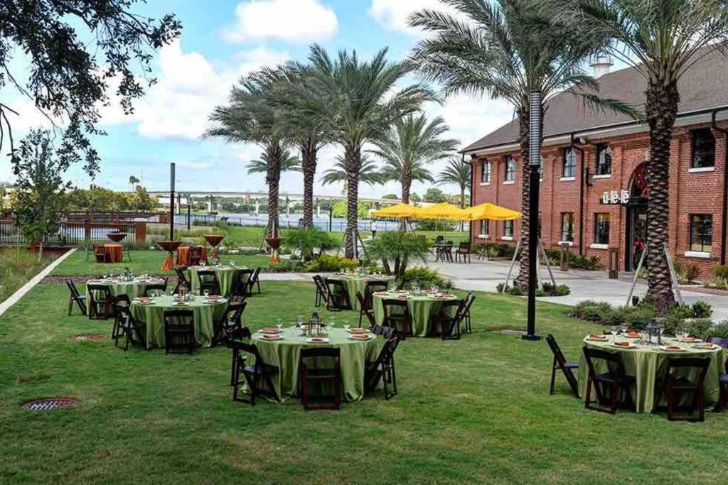 Chic Bungalow Apartment Steps From Armature Works & Downtown Riverwalk Tampa Exterior foto